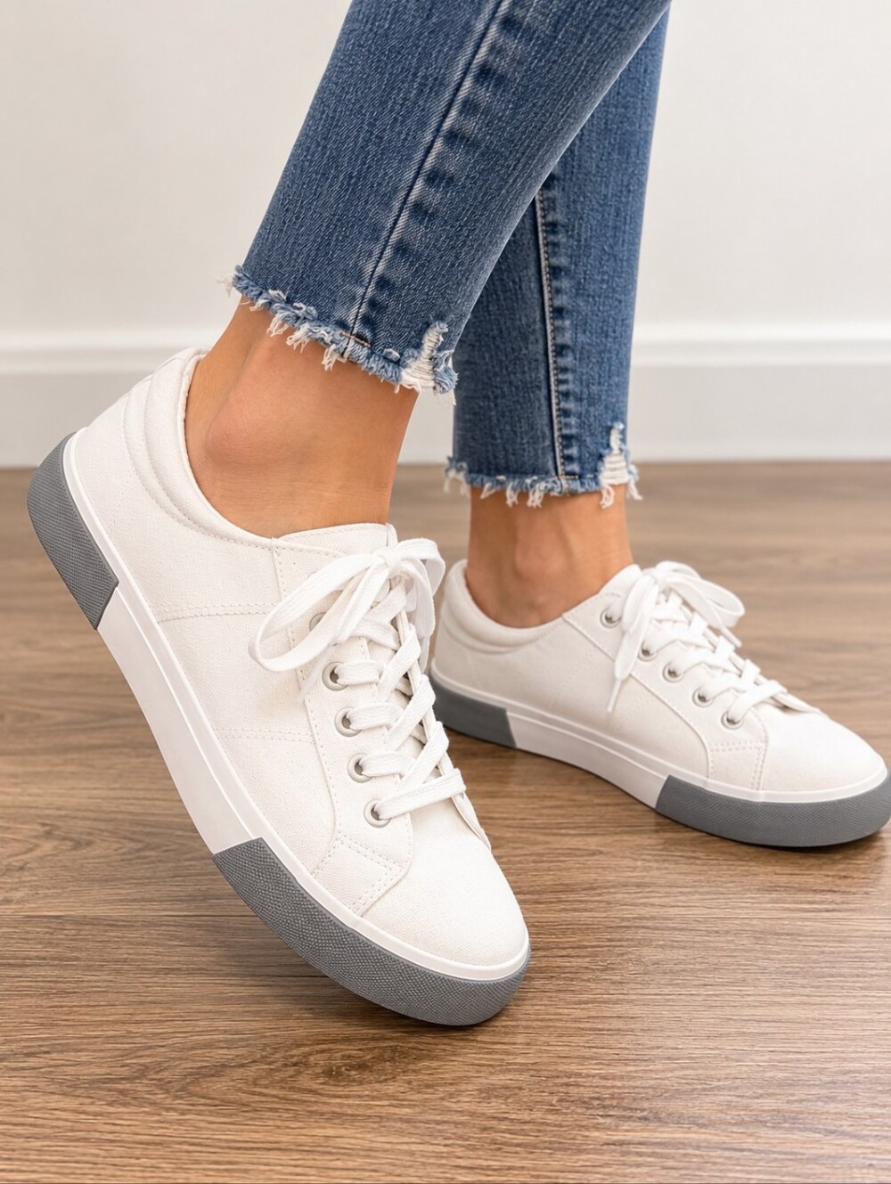 SERRA Ladies Canvas Lace Up Casual Sneakers Women’s Size 9 White Gray NIB